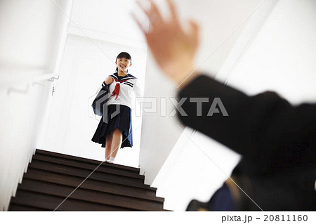 登校する女子中学生 20811160
