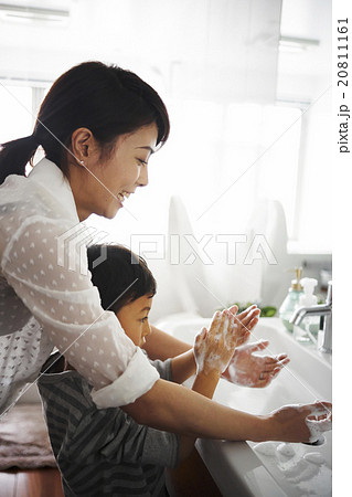 手洗いする親子 20811161