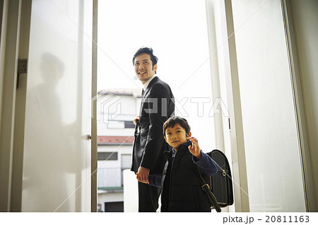 家を出発する父と子 20811163