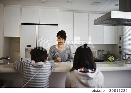 キッチンを覗く子供たち キッチンを覗く子供たち 20811225