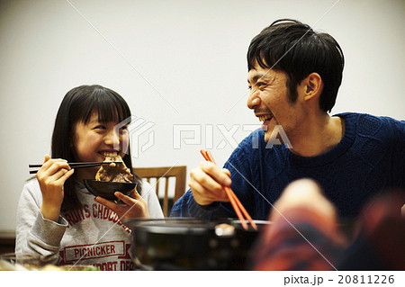夕飯を食べる家族 20811226