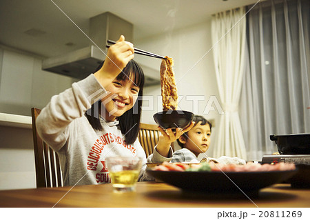 夕飯を食べる家族 20811269
