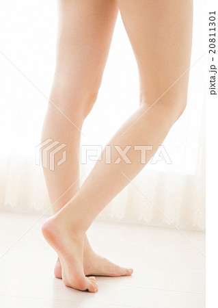 女性の脚 女性の脚 20811301