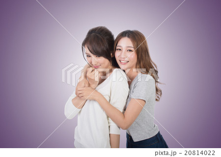 Asian woman with her friend Asian woman with her friend 20814022