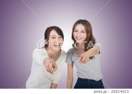 Asian woman laughing and pointing Asian woman laughing and pointing 20814023