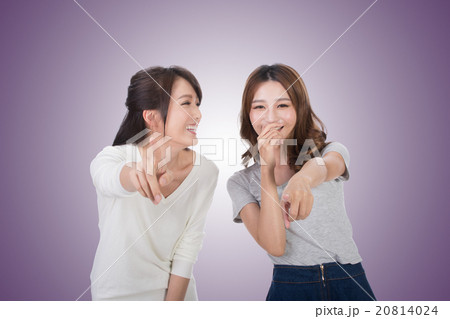 Asian woman laughing and pointing 20814024