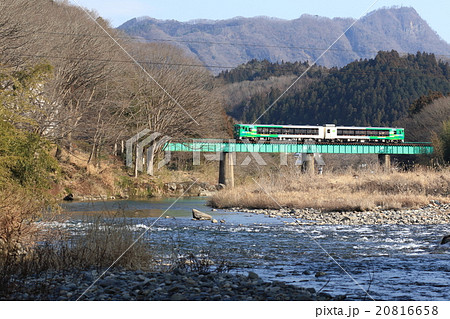 水郡線「久慈川と臨時列車」奥久慈の連なる山々背景に 20816658
