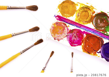 Set of used watercolor paints and paintbrushes 20817676