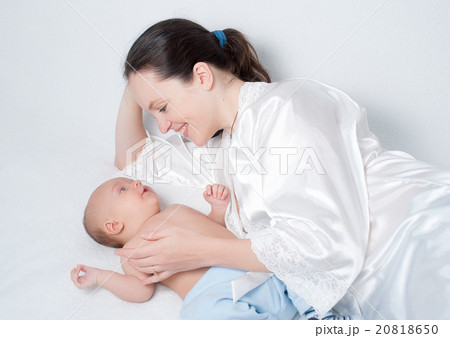 happy mother with baby 20818650