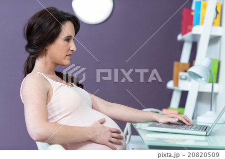 Pregnant woman on her laptop 20820509