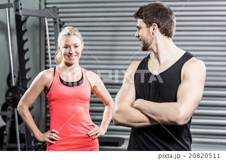 Portrait of fit couple 20820511