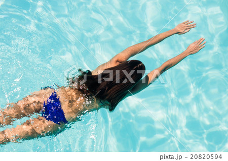 Fit woman swimming in the pool 20820594