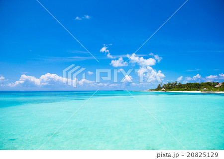 Perfect white beach with turquoise water at ideal Perfect white beach with turquoise water at ideal 20825129