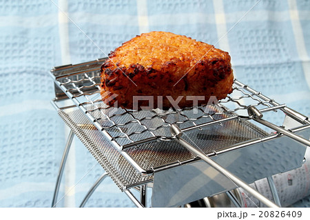 キャンプで焼きおにぎり 20826409