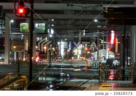 富山駅市電乗り場から見た雪の市街地夜景 20826573