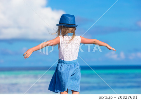 Adorable happy smiling little girl in hat on beach Adorable happy smiling little girl in hat on beach 20827681
