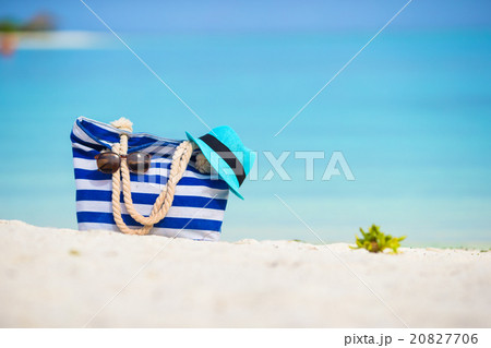 Blue bag, straw hat, sunglasses on white beach Blue bag, straw hat, sunglasses on white beach 20827706