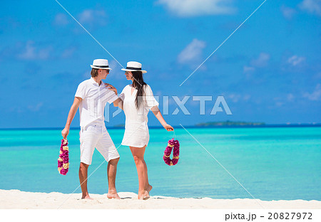 Young happy couple on white beach at summer 20827972