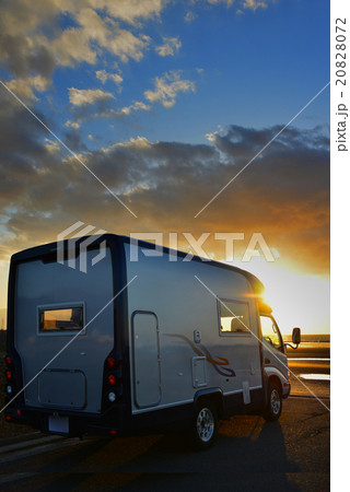 キャンピングカーと夕焼け　　perming 写真素材 20828072