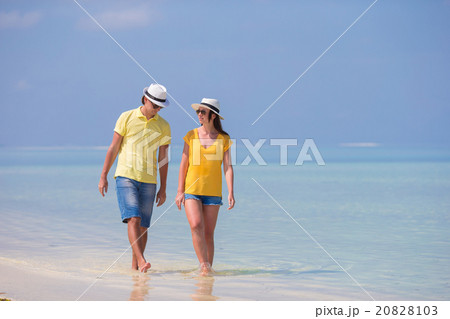 Young happy couple during beach tropical vacation 20828103