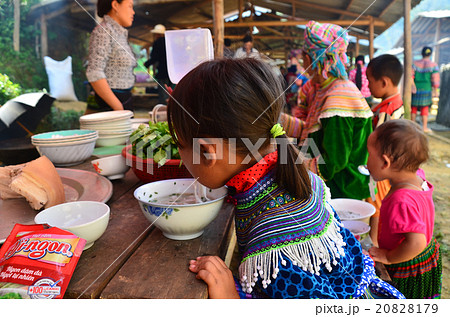 ベトナム　バクハの市場　フォーを食べる花モン族の女の子 20828179