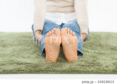 若い女性の足の裏の写真素材 8623