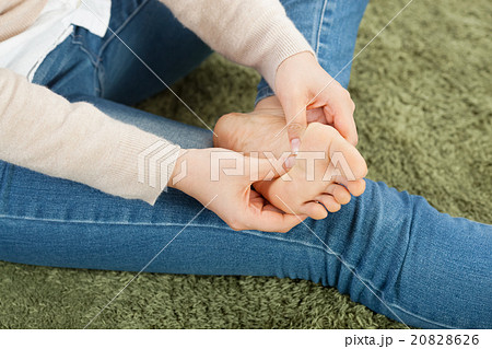 若い女性の足の裏 20828626