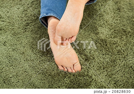 若い女性の足の裏 若い女性の足の裏 20828630