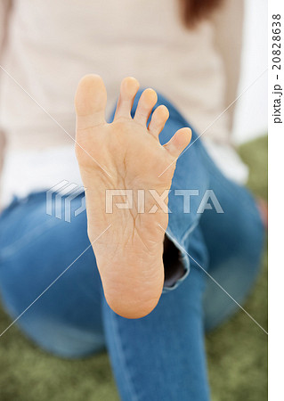 若い女性の足の裏 若い女性の足の裏 20828638