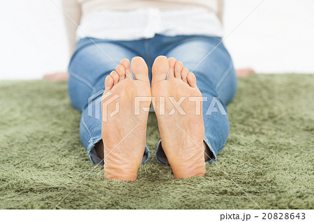 若い女性の足の裏の写真素材 8643