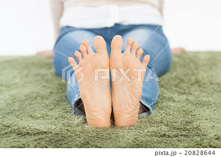 若い女性の足の裏 20828644