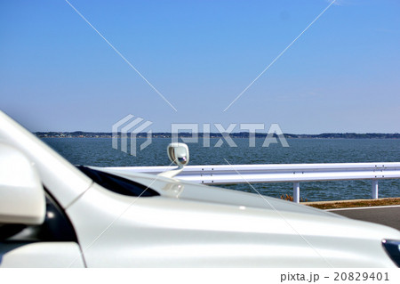 白い車と霞ヶ浦 白い車と霞ヶ浦 20829401