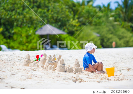 Adorable little girl playing with beach toys 20829660