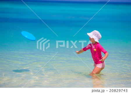 Little girl playing with flying disc at wnite Little girl playing with flying disc at wnite 20829743