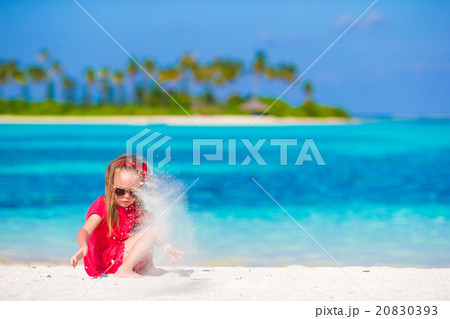 Adorable little girl at beach during summer 20830393