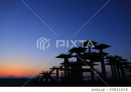 夕暮れの建物 20831029