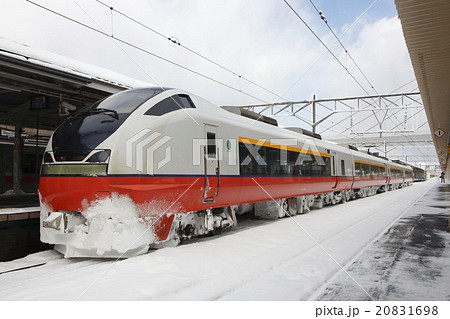 冬の青森駅に停車中の特急つがる号(E751系電車:秋田⇔青森) 冬の青森駅に停車中の特急つがる号(E751系電車:秋田⇔青森) 20831698