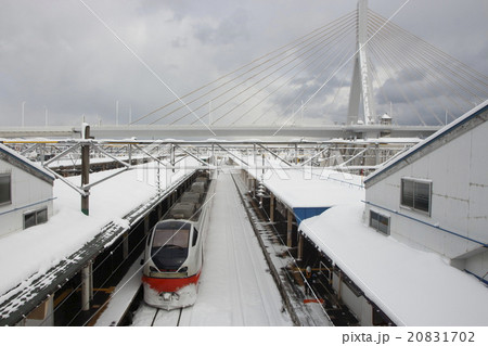 冬の青森駅に停車中の特急つがる号（E751系電車：秋田⇔青森） 20831702