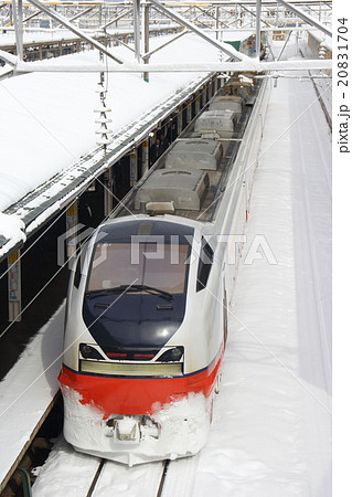冬の青森駅に停車中の特急つがる号（E751系電車：秋田⇔青森） 20831704