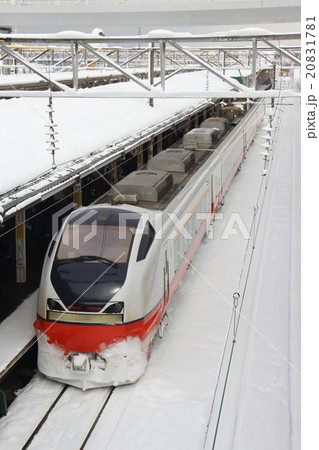 冬の青森駅に停車中の特急つがる号（E751系電車：秋田⇔青森） 20831781