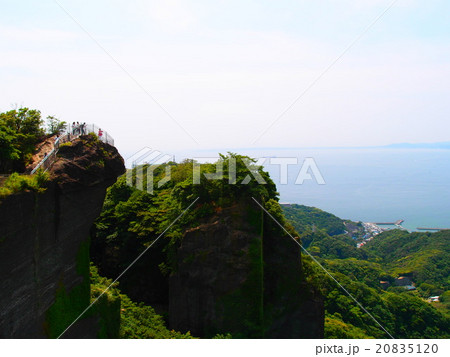 千葉県の鋸山山頂から見える断崖絶壁と森の景色と観光客の写真素材 51