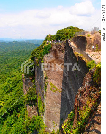 千葉県の鋸山山頂から見える断崖絶壁と森の景色と観光客の写真素材 5121