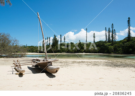 砂浜の上のピローグ（ニュー・カレドニア、イル・デ・パン） 20836245