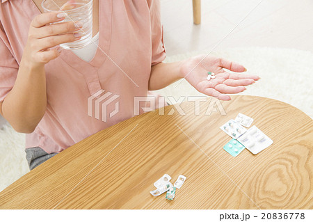 薬を飲む女性 薬を飲む女性 20836778