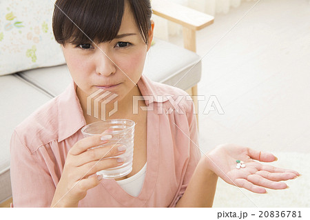 薬を飲む女性 20836781