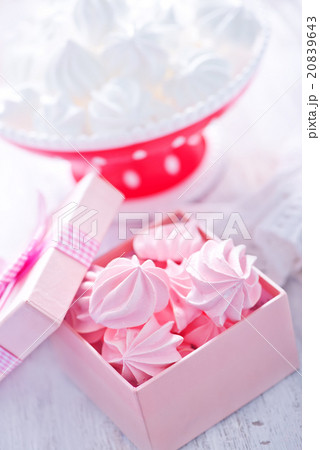 mini meringues mini meringues 20839643