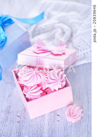 mini meringues mini meringues 20839646