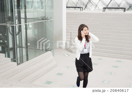 スマートフォンで通話する女性 スマートフォンで通話する女性 20840617