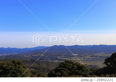 長門市　千畳敷　冬の山脈と草原 20842221