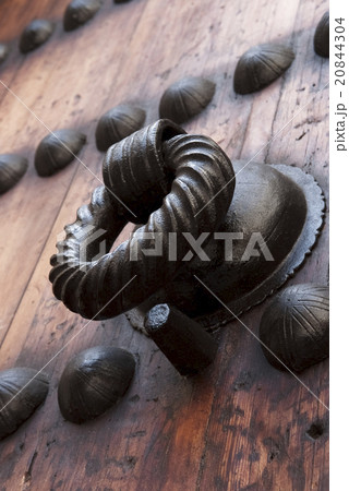 Fragment of wooden door with antique doorknob Fragment of wooden door with antique doorknob 20844304